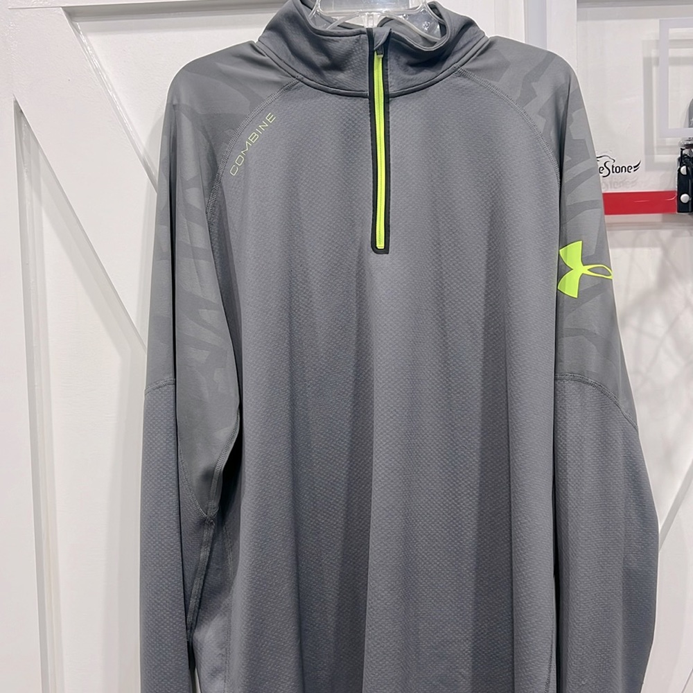 Under Armour Quarter Zip - Loose - Size XL